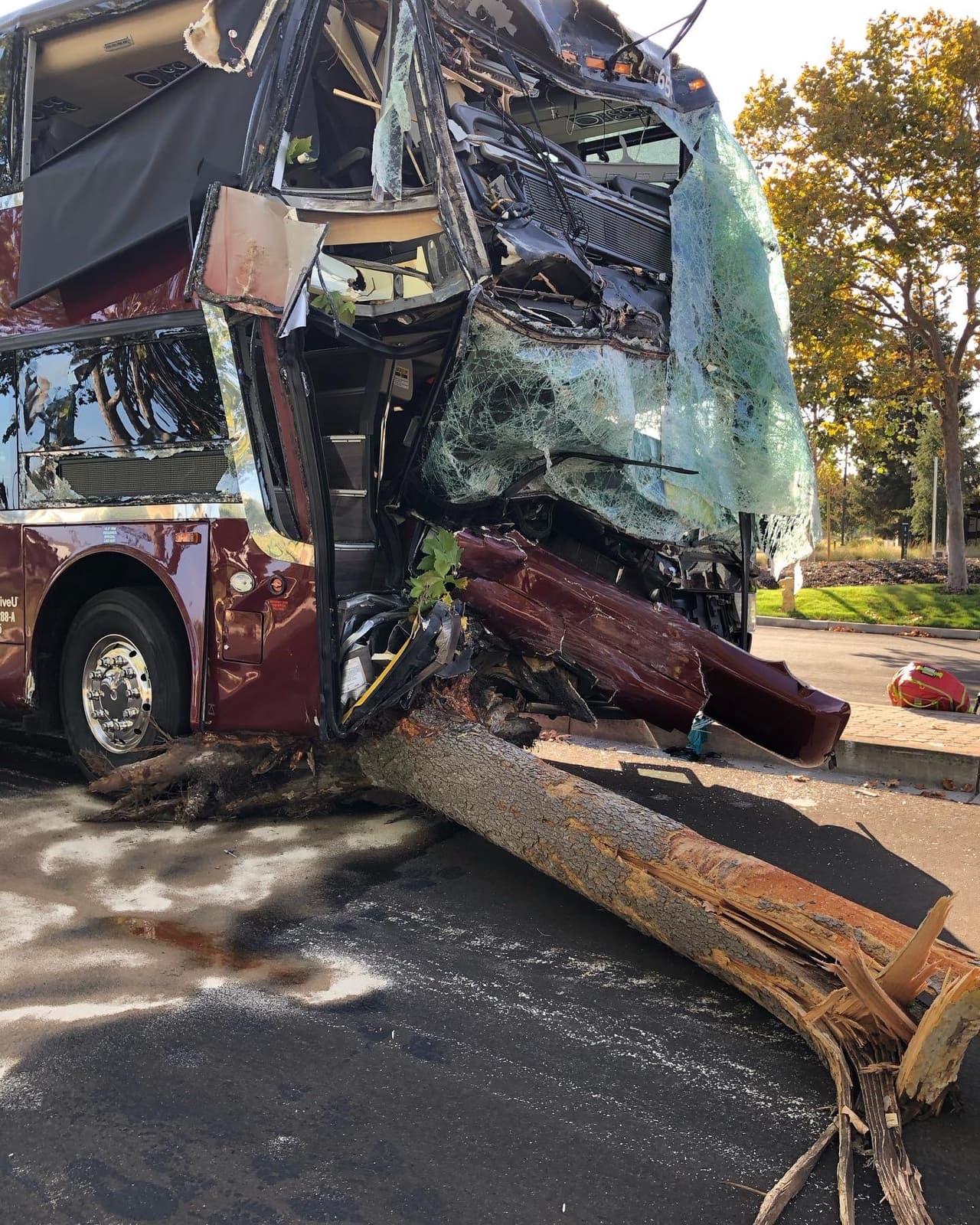 El conductor sufrió lesiones que no ponían en peligro su vida y fue trasladado a un hospital de la zona, informaron los bomberos. Hasta el momento no se ha explicado la causa del accidente.
<br>