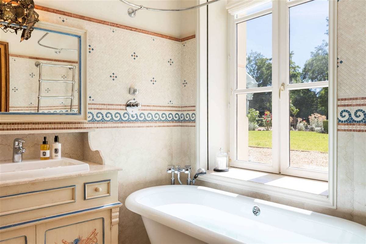 El lugar donde posiblemente podría vivir Messi y su familia es llamado Palacio Rosa (Palais Rose), construcción del año 1900 inspirada en el Grand Trianon y que está catalogado como monumento de interés histórico, pues cuenta con techos altos, grandes ventanas y muebles de la época. La residencia se encuentra 20 minutos de París.