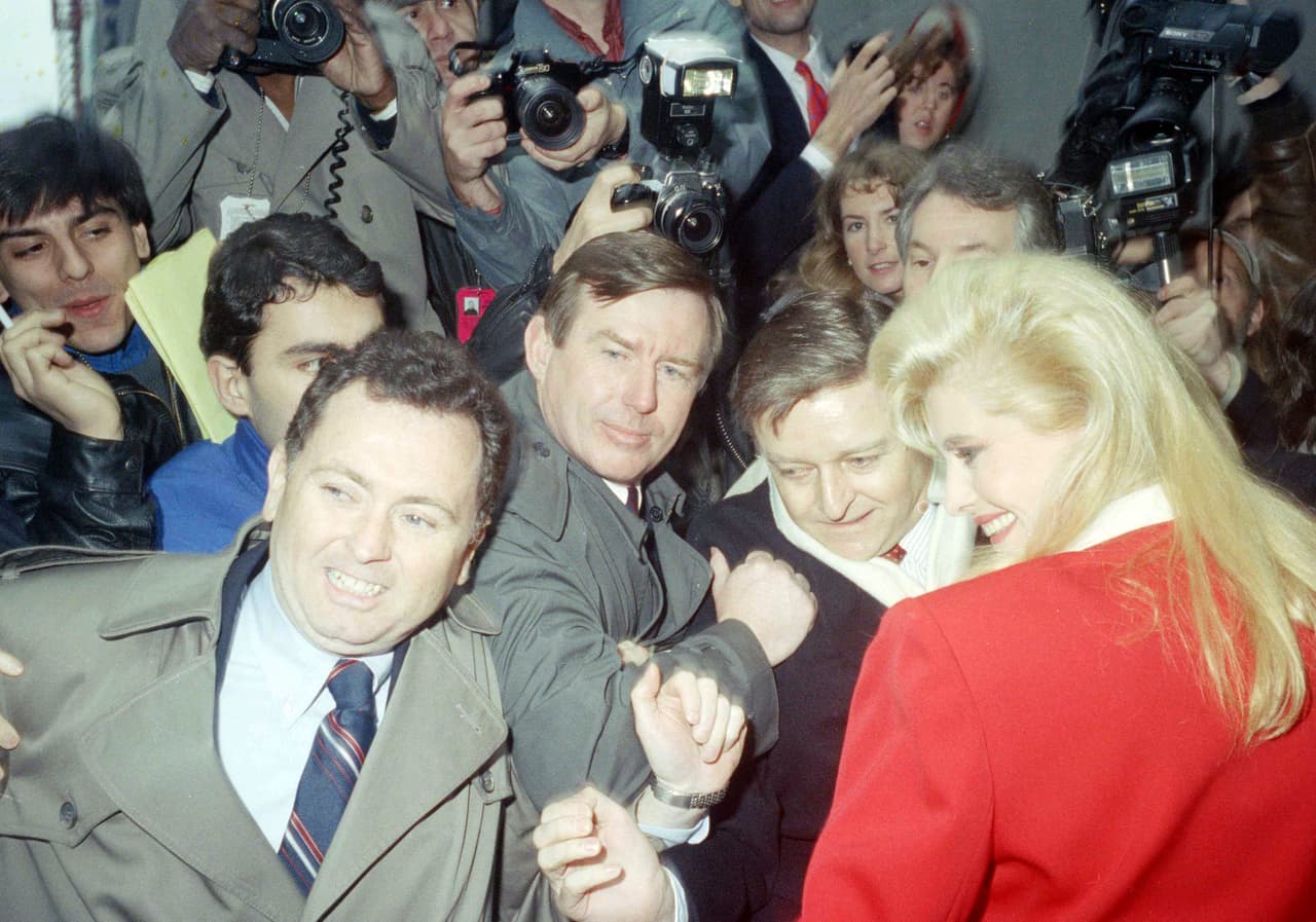 Ivana Trump, en medio de cámaras y periodistas, sale de un restaurante en Nueva York el 15 de febrero de 1990, poco después de anunciar la separación. 
<br> 
<br>