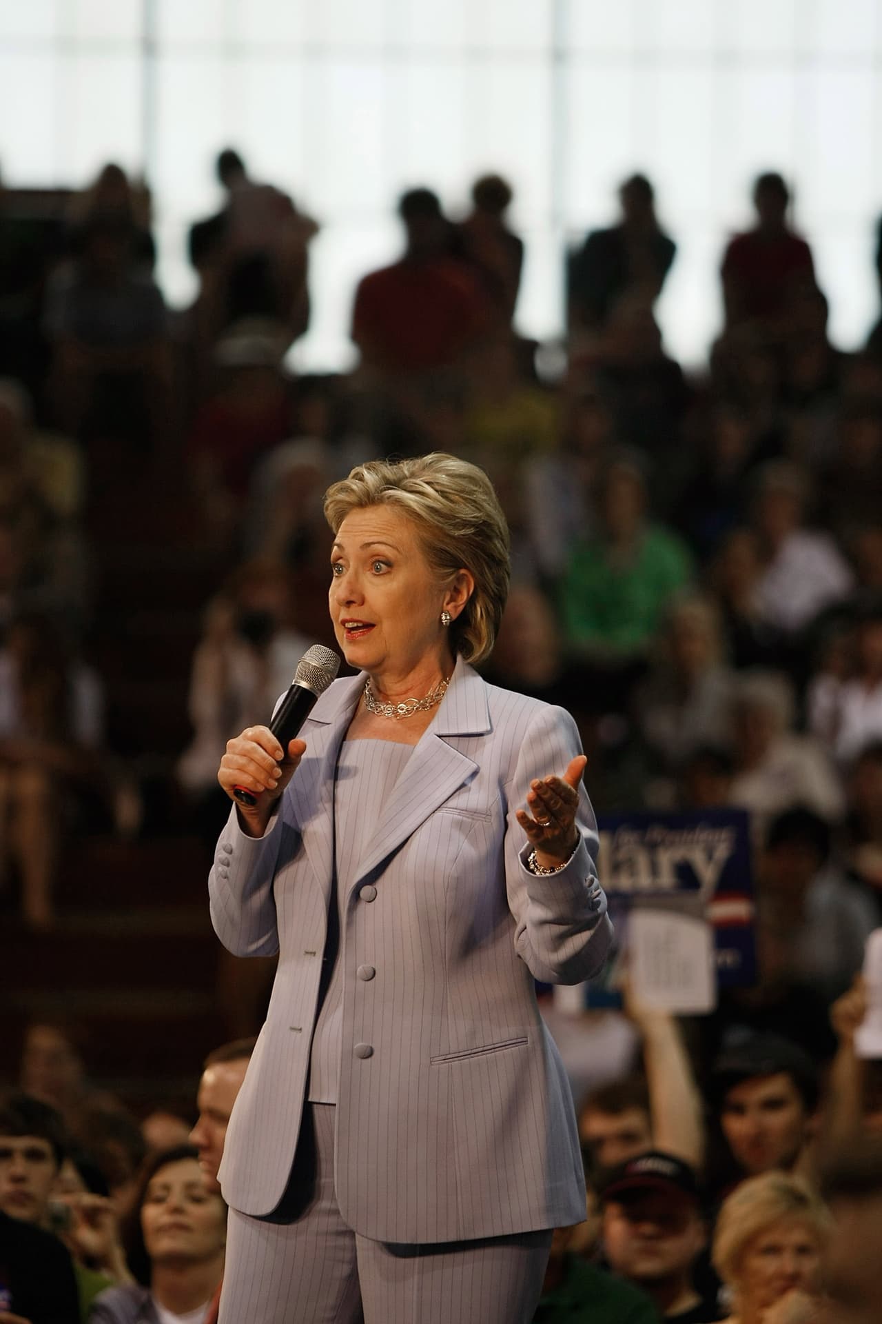 Casi como si la ética del vestido de Hillary Clinton imitara la austeridad de Eistein, Marck Zuckerberg y hasta el mismo Barack Obama, con estos trajes multicolores parecía que ella no tenía que gastar mucho tiempo decidiendo qué ponerse en sus tiempos de campaña. (Photo by Joe Raedle/Getty Images)