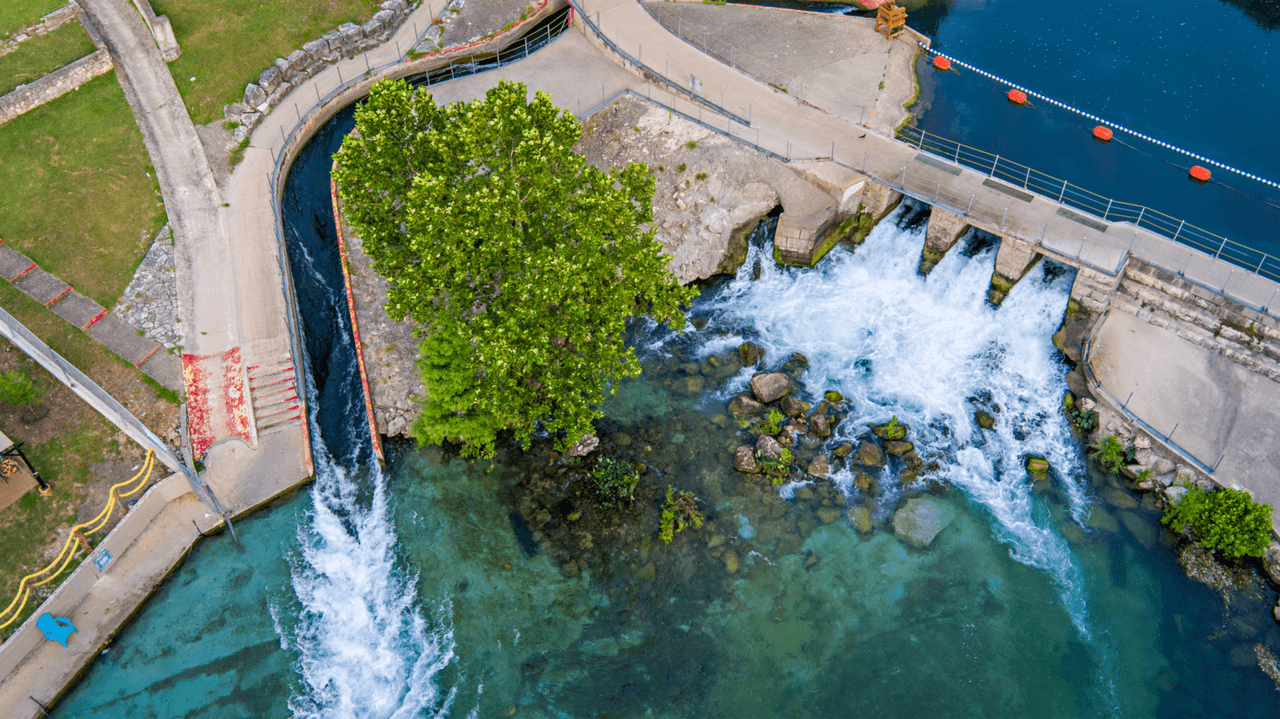 <a href="https://www.nbtexas.org/2578/River-Recreation" target="_blank">El río Comal es una de las vías navegables más cortas de los Estados Unidos. </a>
<br>
<br>La temperatura del agua oscila entre los 70 a 72 grados durante todo el año, lo que la hace refrescante en el 
<a href="https://www.univision.com/local/san-antonio-kwex/siga-estos-consejos-para-proteger-a-su-mascota-de-la-ola-de-calor-de-este-miercoles-en-texas">calor del verano de Texas</a> y lo suficientemente cálida como para nadar en los meses de invierno.
