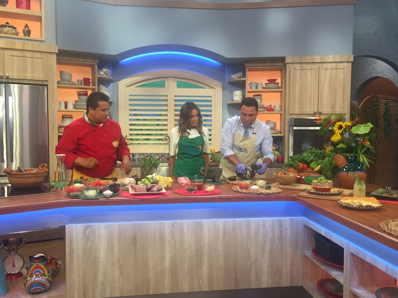 Oscar de la Hoya se metió con todo y guantes a la cocina.