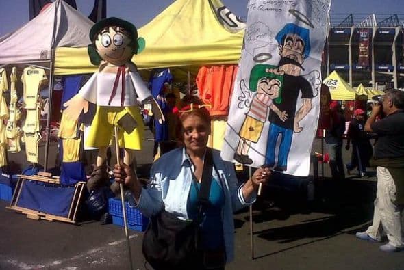 Una fan llegó con una pancarta donde El Chavo se reencuentra con Don Ramón en el cielo y con un muñeco de El Chavo del Ocho. Fotos: Twitter