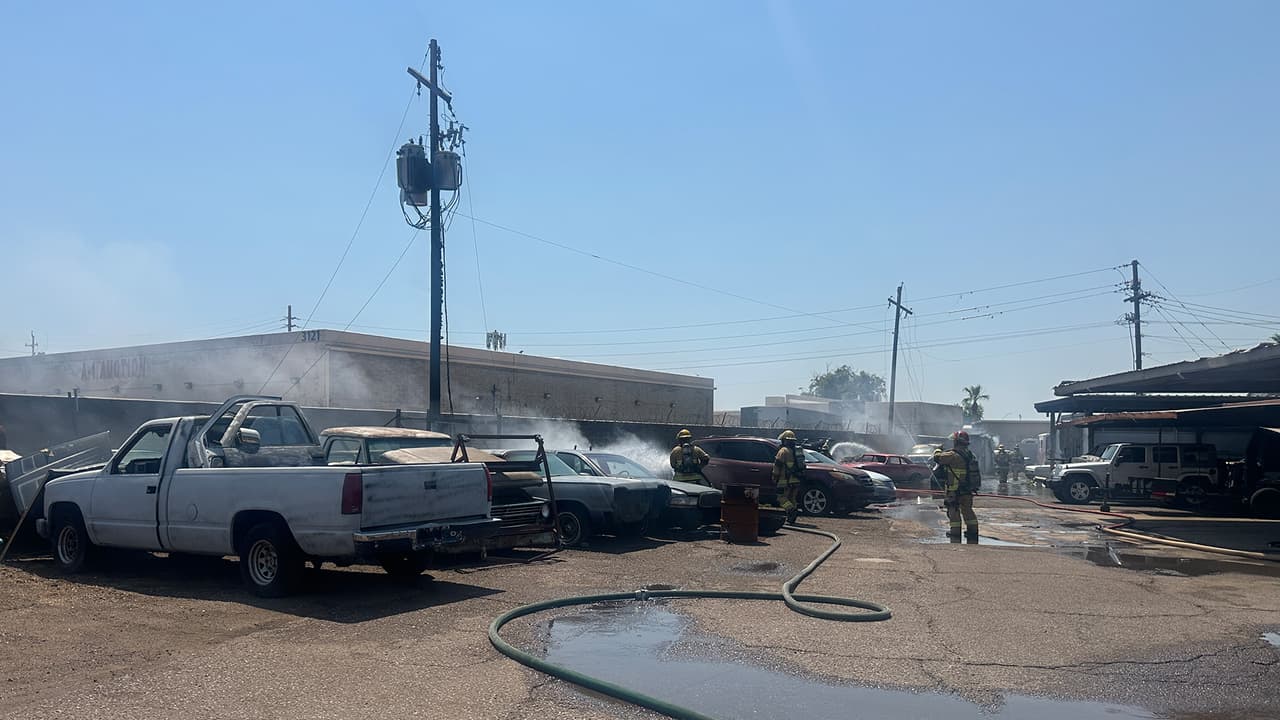 Luego de casi 2 horas, los bomberos finalmente lograron contener el fuego y extinguir las llamas, las cuales provocaron daños en al menos 15 vehículos que se encontraban en el lugar.