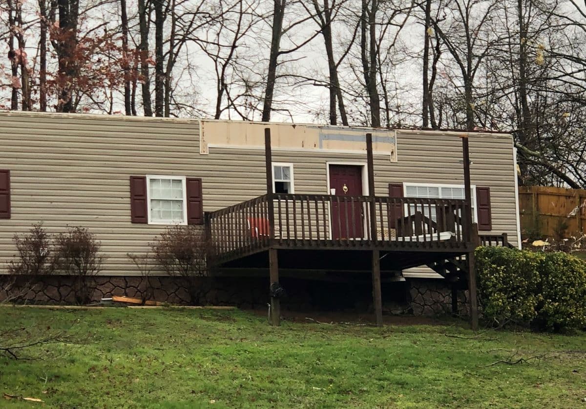 Los vientos también causaron daños mayores a otra casa y menores a dos más.