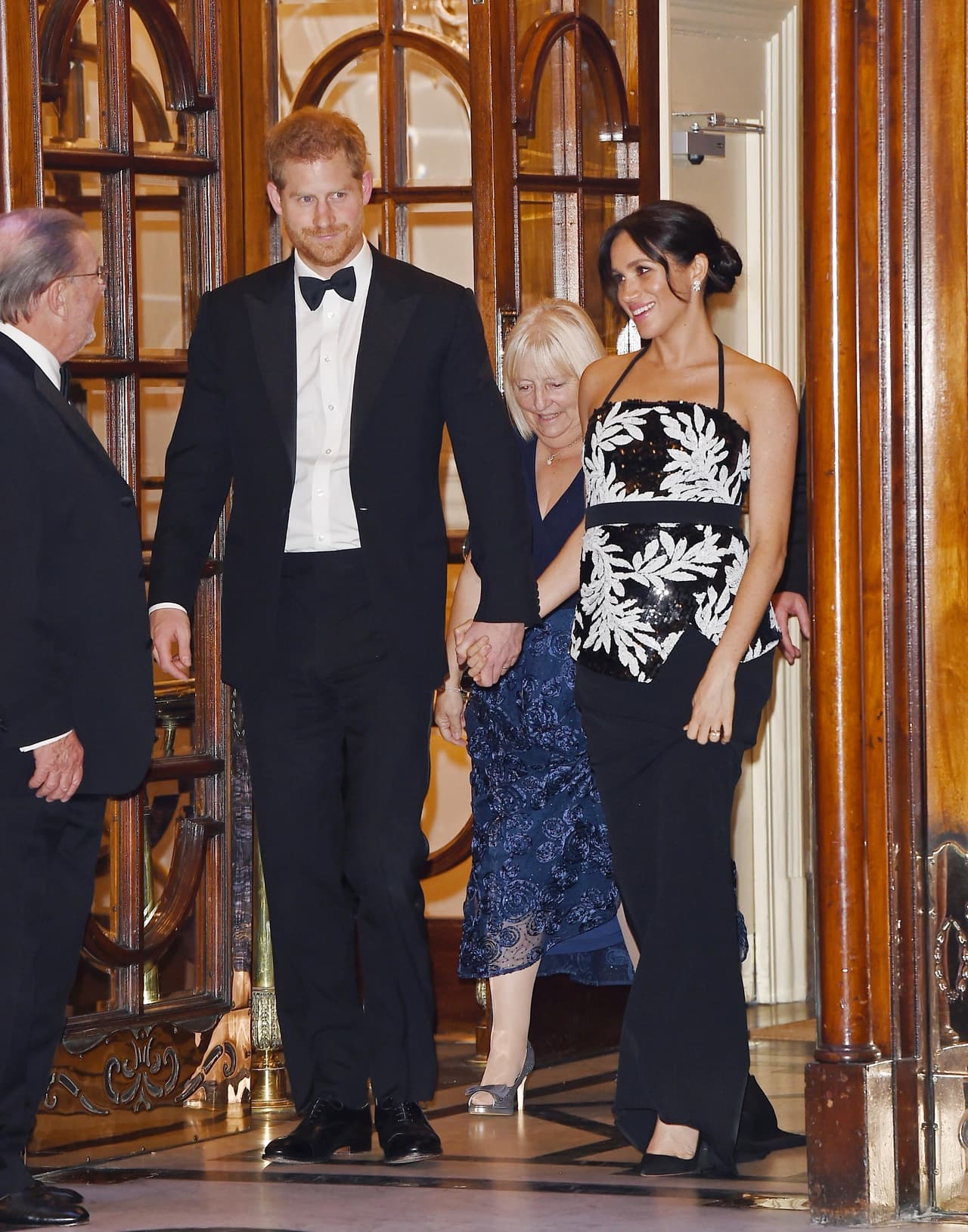 Durante la noche Meghan y Harry asistieron al Royal Variety Performance, un evento de caridad que se realiza cada año en el London Palladium.
<br>