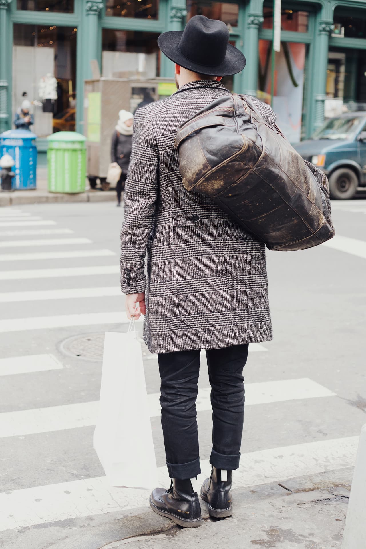 El verano es ideal para sombreros de palma tejida como el Panama Hat y el Fedora, el invierno, por su parte, hace que los sombreros más formales en fieltro, como el Stockman, sean los favoritos de los señores que quieren redefinir la elegancia.