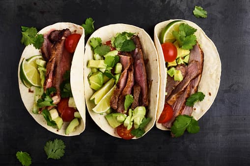 <b>Discada </b>
<br>Este restaurante es reconocido por su estilo de cocina cowboy-wok en el que las capas de carne y verduras hierven a fuego abierto durante horas. 
<br>
<b>Ubicación: </b>1319 Rosewood Ave #2024, Austin, TX 78702