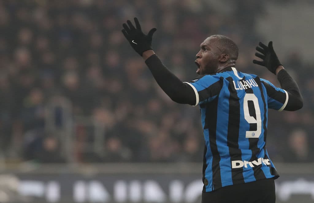 Inter se impone al Milan tras un partidazo. Cuatro goles a dos marcaron la diferencia en este derby. Zlatan y Rebic anotan por parte del Milan, mientras que por parte del Inter anotaron Brozovic, Vecino, Stefan de Vrij y Lukaku al último minuto.