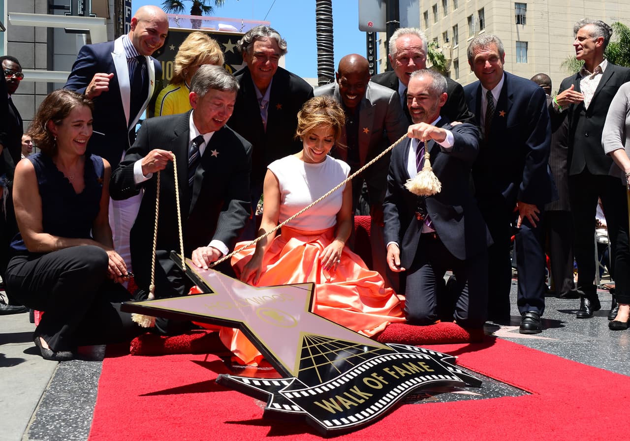 En 2013 Jennifer recibió su estrella en Las Vegas por su éxito en el mercado bilingüe.