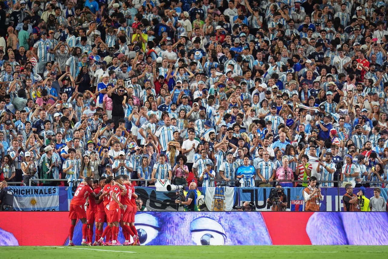Jugadores de Suiza celebran tras el primer gol de su equipo contra Argentina durante el partido de cuartos de final de la Copa Mundial de Fútbol en Kansas City, Missouri, el sábado 11 de julio de 2026.