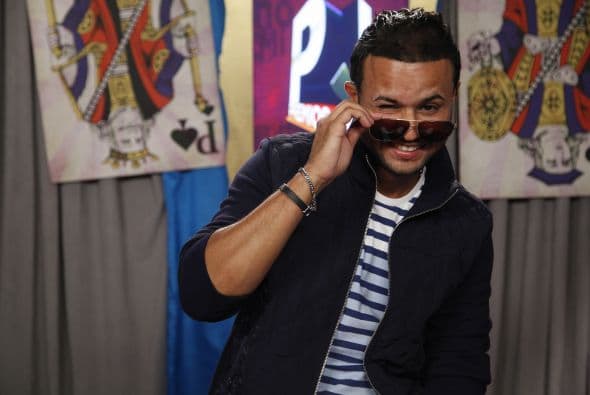 Tony Dize sacó su pose de galán.