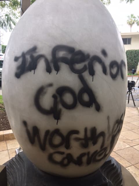 La iglesia católica St. Christopher en West Covina fue víctima de vandalismo el sábado 25 de febrero.