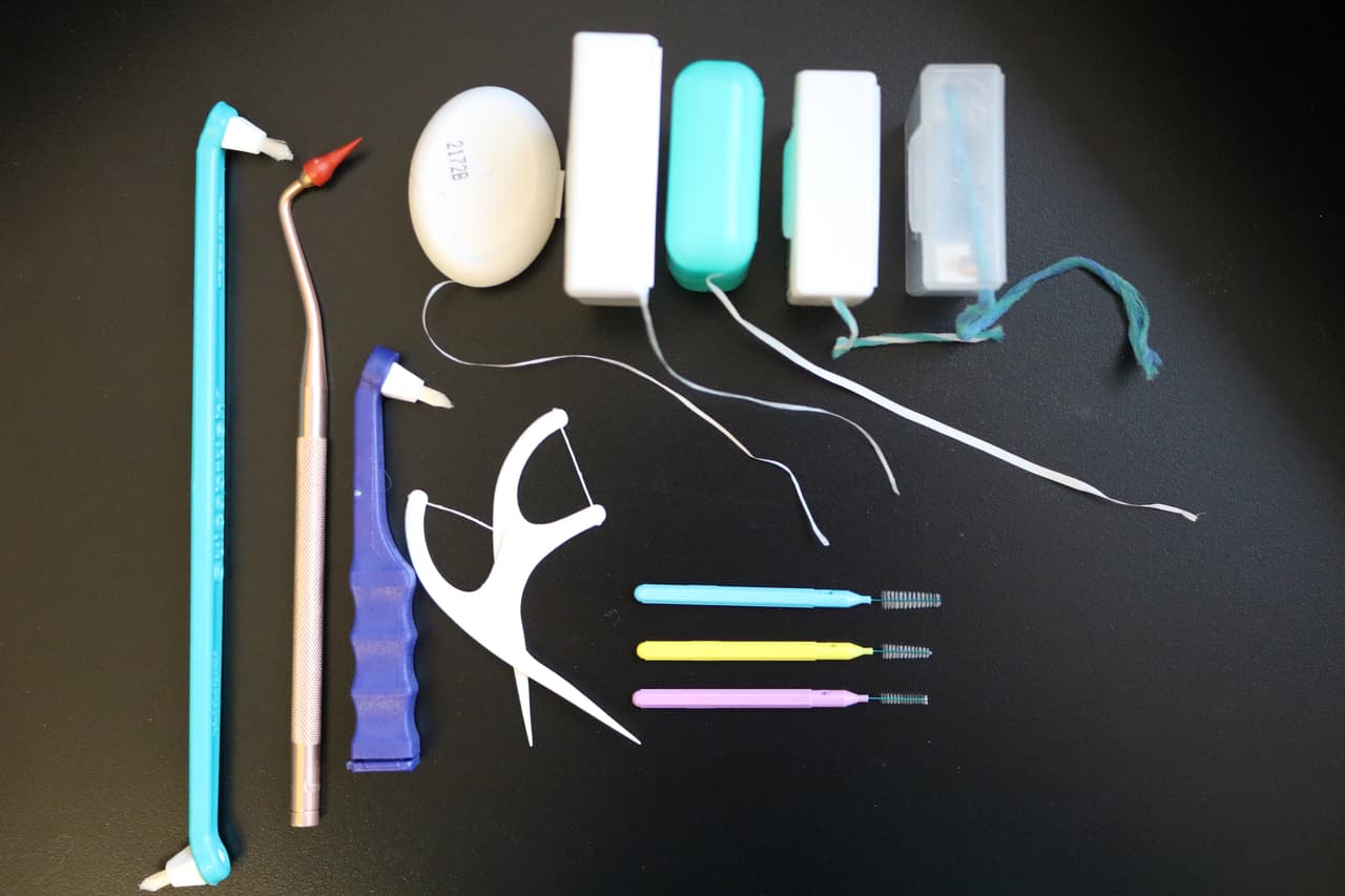 <b>4. Clean between your teeth once a day: </b>It’s important to clean between your teeth and remove bacteria and food particles that can often be missed by brushing. Pick a time of day when you can spend an extra couple minutes on your oral hygiene and use floss or other options like tiny brushes that can reach between your teeth. Read why flossing is important: 
<b><a href="http://www.univision.com/noticias/salud-dental/do-we-really-need-to-use-dental-floss">Do we really need to use dental floss?</a></b>