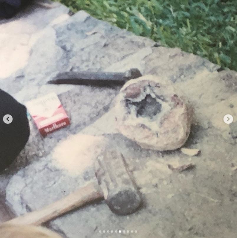 Se puede ver al elenco reunido para descubrir los cristales dentro de la roca.