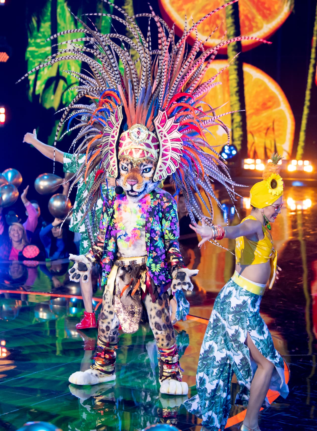 Para este número conjunto recurrieron a un look muy colorido. Jaguar lució muy diferente y divertido.