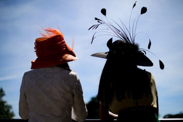 Aficionados a las carreras de caballo disfrutan del Royal Ascot en Berkshire, en Londres.