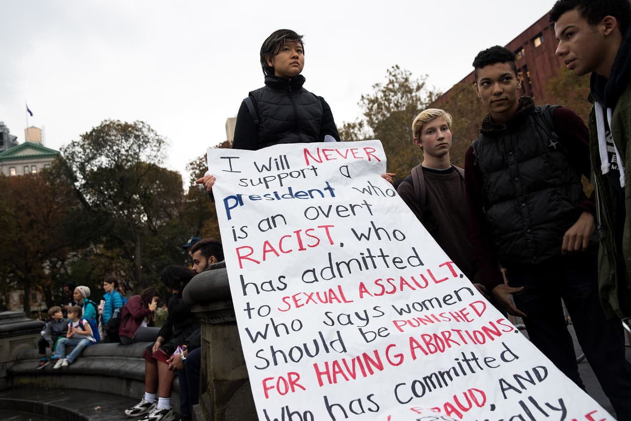 El miércoles, en Washington Square, una joven expresó las razones por las cuales no podría respetar a Donald Trump como presidente de EEUU.