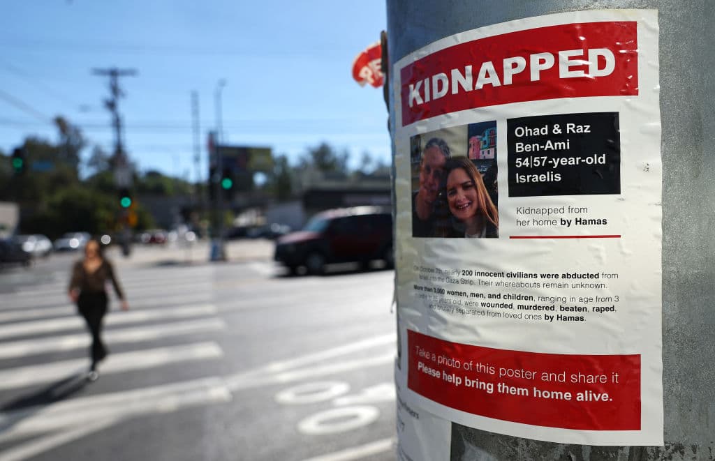 Mientras la guerra de Israel contra el grupo extremista islámico Hamas, en territorio palestino, ya suma más de 9,300 fallecidos, en suelo estadounidense no frenan las manifestaciones y otras expresiones. En Woodland Hills, en Los Ángeles, por ejemplo, hay un despliegue de estos afiches, sobre los secuestrados por Hamas.