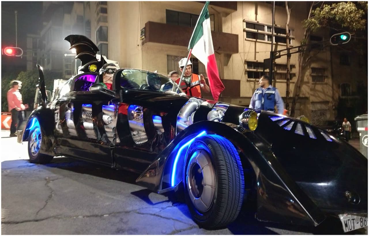 Un ‘Batman’ anónimo lleva en su batimóvil docenas de despensas a zonas de desastre