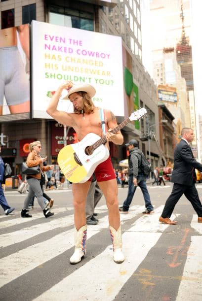 Robert John Burck nació en Cincinnati, Ohio en el año de 1970.