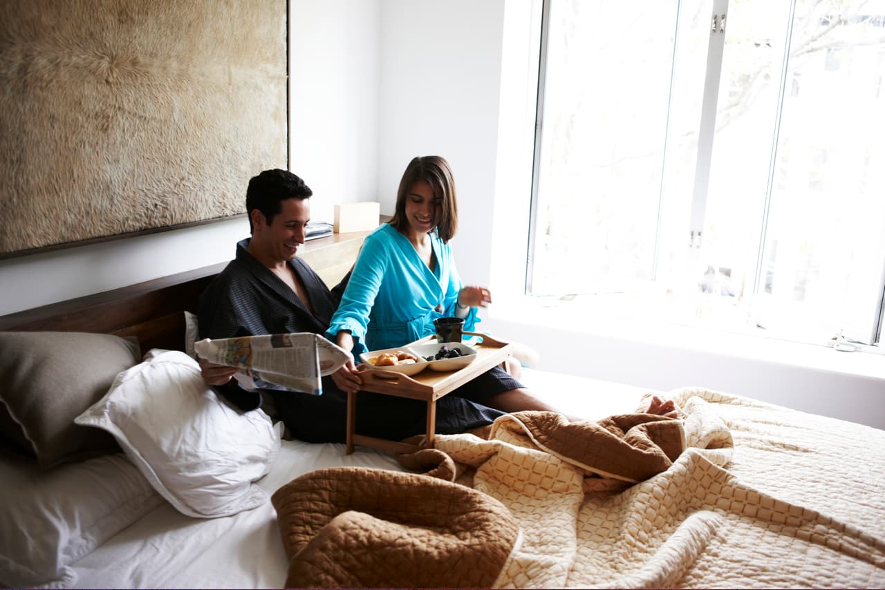 Desayuno romántico: Café, alguno de sus bocadillos favoritos y una tarjeta diciéndole cuánto lo amas, es un lindo detalle para empezar el día de los enamorados de la mejor manera.