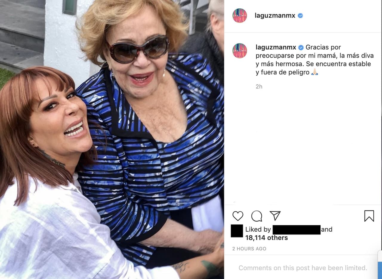 Alejandra Guzmán había guardado silencio hasta entrada la noche del domingo, 16 de febrero. Publicó esta foto junto a su mamá y declaró que "la más diva y más hermosa. Se encuentra estable y fuera de peligro".