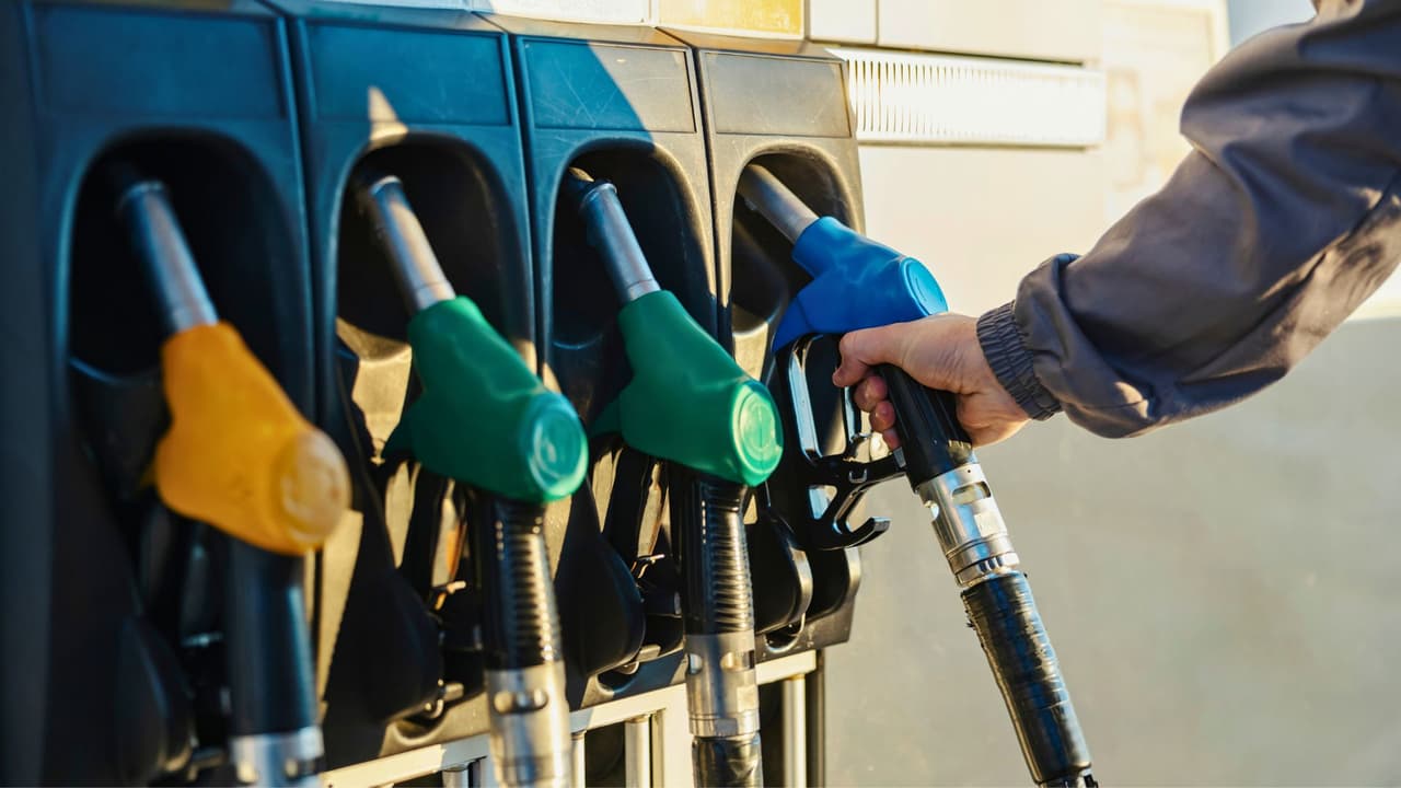 <b>¿Qué podrías hacer con 30.9 millones de dólares si hablas de gasolina? </b>
<br>En 
<b>Texas</b>, donde el precio promedio de la gasolina es de aproximadamente 3.20 dólares por galón, 
<b>podrías llenar más de 9.6 millones de tanques de gasolina en un vehículo estándar de 15 galones.</b> Esto equivaldría a un viaje por carretera prácticamente sin fin, recorriendo las carreteras texanas desde El Paso hasta Houston ¡y todavía tendrías gasolina de sobra! Si vas a 
<b>California</b>, donde la gasolina es más cara, alrededor de
<b> 4.80 dólares por galón, el mismo premio te permitiría llenar unos 6.4 millones de tanques, </b>lo que aún te llevaría a cruzar el estado de norte a sur más de 600 veces sin parar.