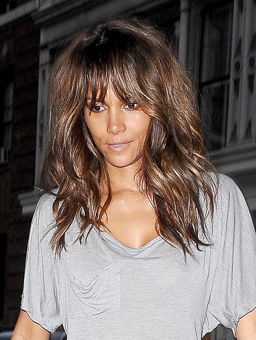 Halle no pierde el tiempo y si no le satisface algún galán, simplemente le da "vuelta a la hoja".