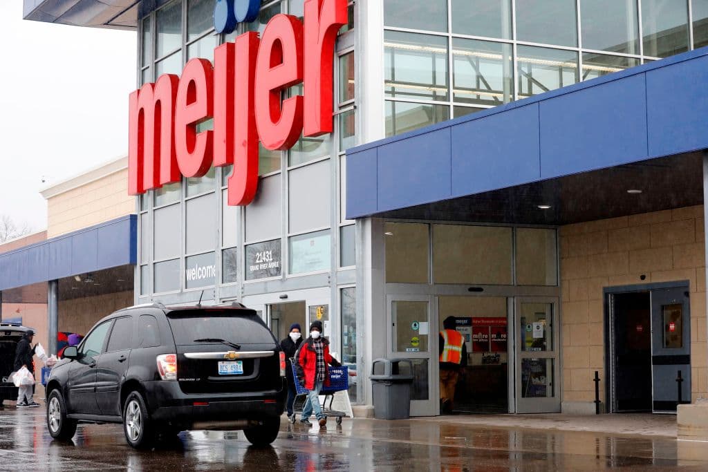 <b>Meijer: </b>La cadena de supermercados seguirá exigiendo mascarillas a sus clientes y trabajadores.
<b> </b>"Si bien estamos al tanto de las nuevas pautas de los CDC, muchas órdenes estatales o locales en la zona de operaciones de Meijer siguen vigentes con respecto a las mascarillas. Para ayudar a garantizar la salud y seguridad continuas de todos los miembros de su equipo y clientes, Meijer continúa requiriendo cubiertas faciales a cualquier persona que ingrese a una tienda Meijer o estación Meijer Express en todos los lugares, excepto en aquellos en donde las condiciones médicas le impidan usar una", dijo la cadena en un comunicado actualizado, 
<a href="https://www.fox2detroit.com/news/meijer-stores-to-follow-michigans-mask-policy-for-vaccinated-people-will-be-honor-system" target="_blank">citado por Fox 2 Detroit</a>.