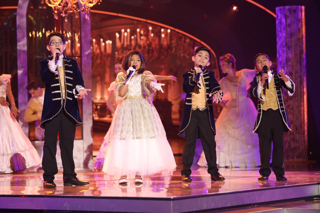 La noche arrancó con un espectacular número de 'La Bella y la Bestia'.