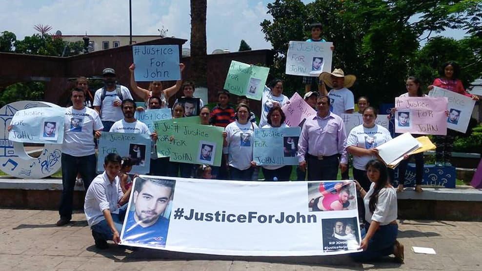 <b><a href="http://www.univision.com/houston/kxln/noticias/criminalidad-y-justicia/en-medio-de-protestas-tuvieron-su-primera-audiencia-chauna-y-terry-thompson-acusados-de-la-muerte-de-john-hernandez-video">13 de junio</a></b>: Activistas y familiares de John Hernández recibieron con protestas a los esposos Thompson en su primera audiencia ante un juez.
