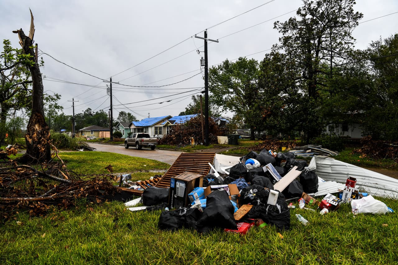 Escombros apilados junto a una calle en Lake Charles. Delta será la décima tormenta con nombre en tocar tierra este año en Estados Unidos continental. Solo fue superada esta cantidad en 1916, cuando se registraron 9 huracanes en el país.