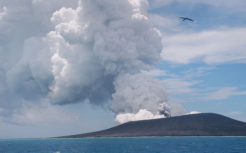 <b><a href="https://www.univision.com/noticias/fenomenos-naturales/erupcion-volcanica-submarina-olas-tsunami-tonga-isla-pacifico">"Una explosión masiva": un volcán submarino hace erupción en el Pacífico </a></b>
<br>
<br>La gigantesca erupción cerca de Tonga, en el Pacífico Sur, provocó el 15 de enero un tsunami que golpeó las costas de esa nación insular y también encendió las alarmas en otros países de la región, así como en Estados Unidos y partes de América Latina. La erupción duró ocho minutos y fue tan fuerte que se escuchó "como un trueno lejano" en las islas Fiji, a más de 800 km de distancia, dijeron funcionarios.
<br>
<br>