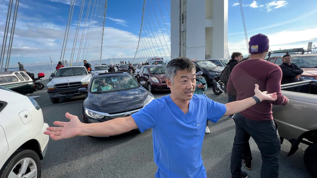 Durante la protesta en el Bay Bridge durante la cumbre APEC en San Francisco, los conductores se mostraron impacientes debido al tráfico congestionado. La falta de movimiento y las largas demoras generaron frustración entre los automovilistas, quienes esperaban poder avanzar rápidamente. La situación evidenció la importancia de tomar medidas para evitar bloqueos en las vías principales.