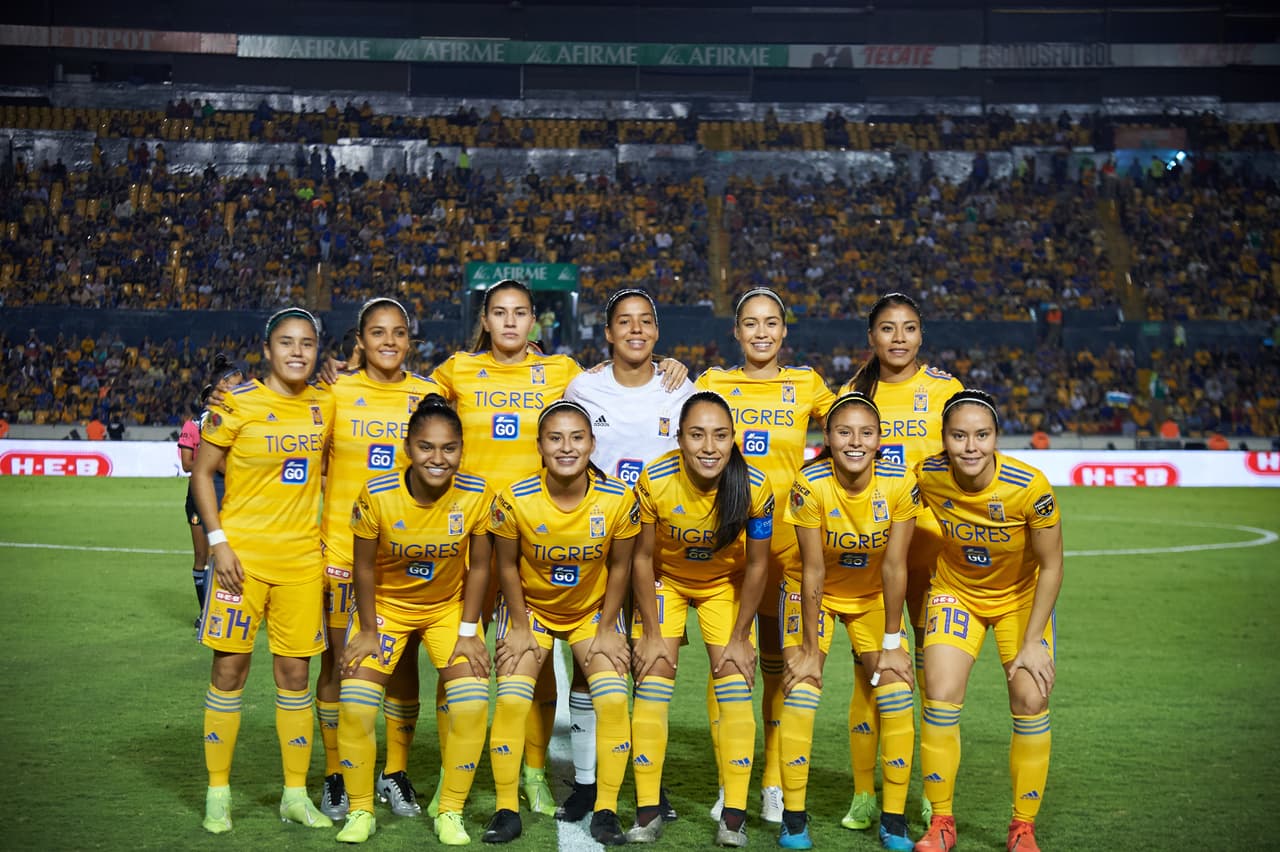 Un centro desde banda derecha que parecía no contener mayor peligro, terminó en gol cuando Ana Gabriela Lozada falló al intentar despejar con la cabeza y
<b> </b>Jacqueline Ovalle apareció sola dentro del área para 'fusilar' a la guardameta azulcrema.