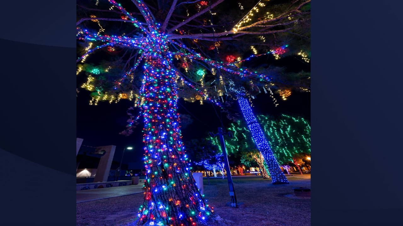 Para más información sobre este evento y otros eventos en la ciudad de Glendale visite: 
<a href="https://www.visitphoenix.com/event/glendale-glitters/105249/">visitphoenix.com/event/glendale-glitters/105249/</a>
<br>