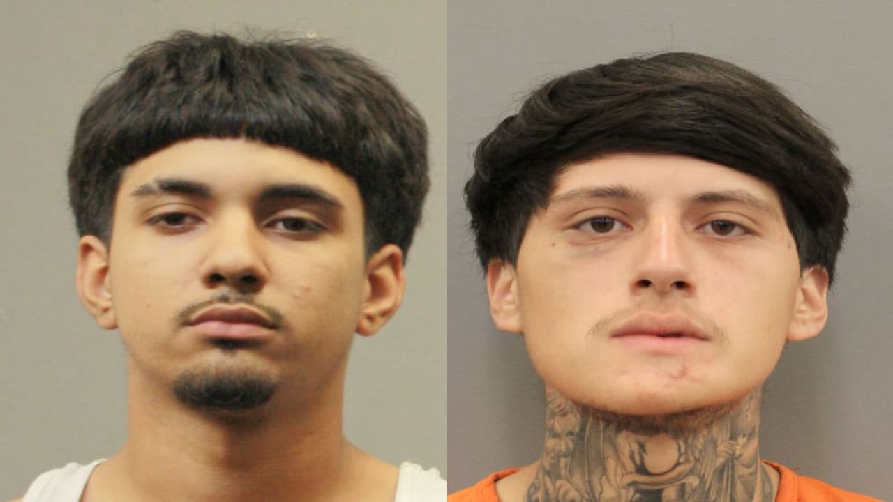 Estos dos "peligrosos delincuentes" están acusados de robar la casa de un oficial de Houston e intentar balearlo 