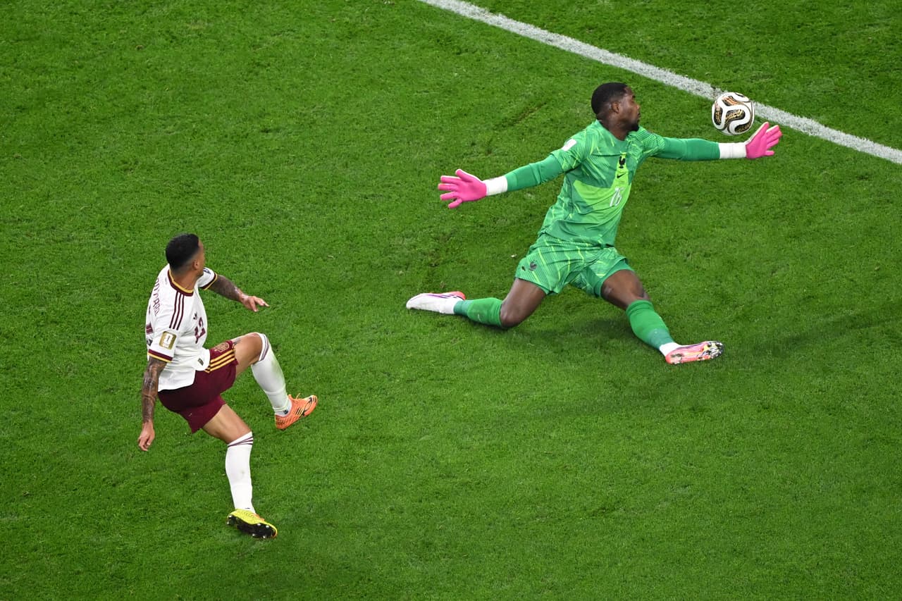 El español Pedro Porro marca el segundo gol ante el portero de Francia, Mike Maignan (16), durante el partido de semifinales de la Copa del Mundo en Arlington, Texas, cerca de Dallas, el martes 14 de julio de 2026.