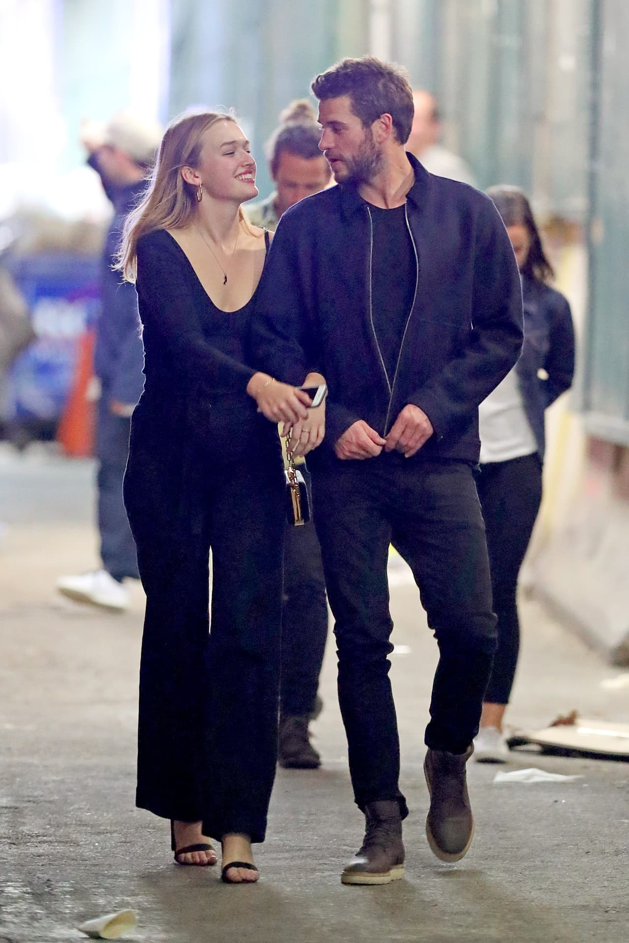 Por su parte, a Liam Hemsworth se le ha relacionado con la actriz 
<b><a href="https://www.univision.com/famosos/las-fotos-de-liam-hemsworth-tomado-de-la-mano-con-una-actriz-en-nueva-york-fotos">Maddison Brown</a></b>, aunque ninguno ha confirmado el supuesto romance.
<br>