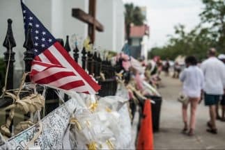 Un homenaje a las víctimas a las afueras de la iglesia.