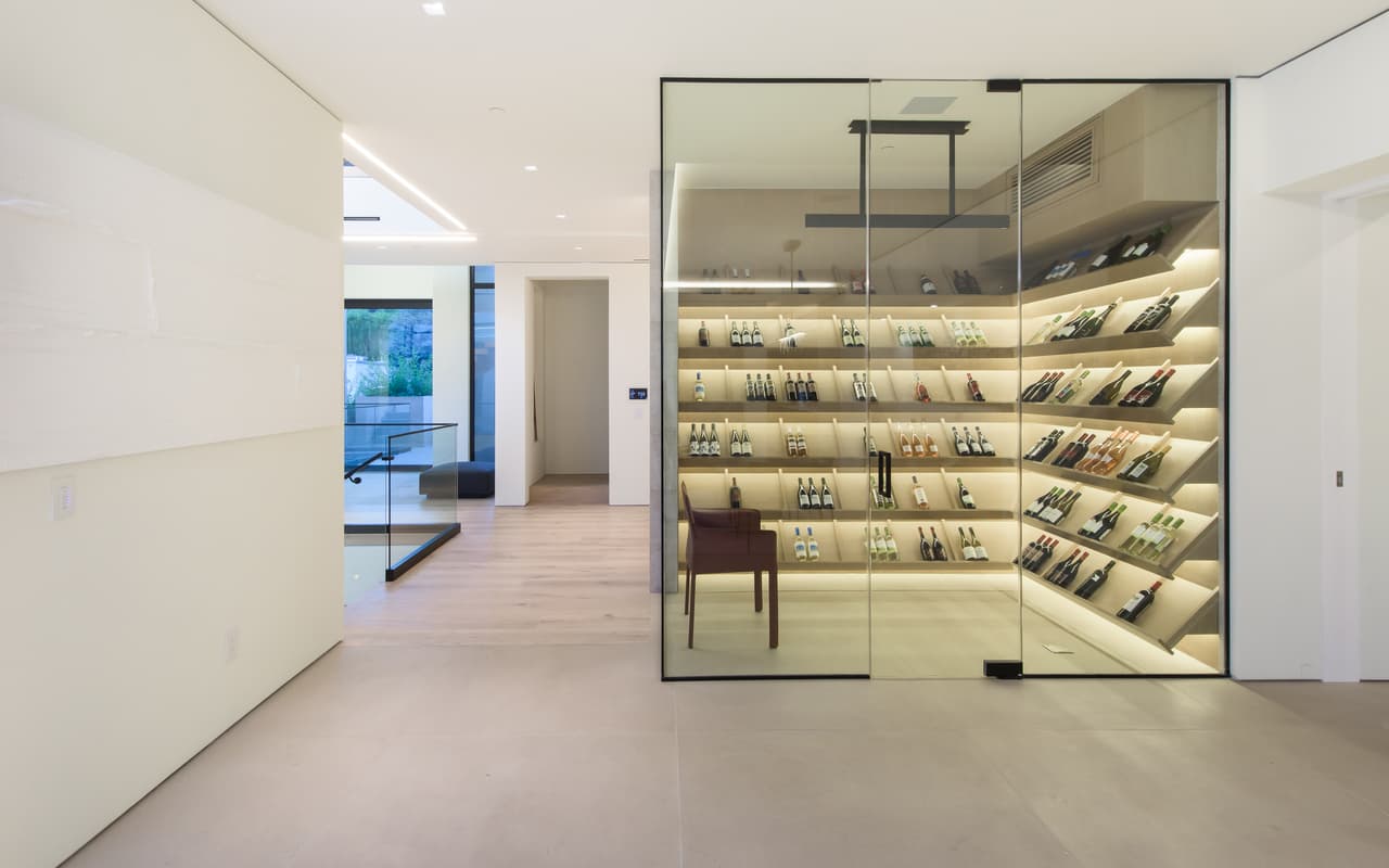 Posee gabinetes importados de Suecia e Italia.