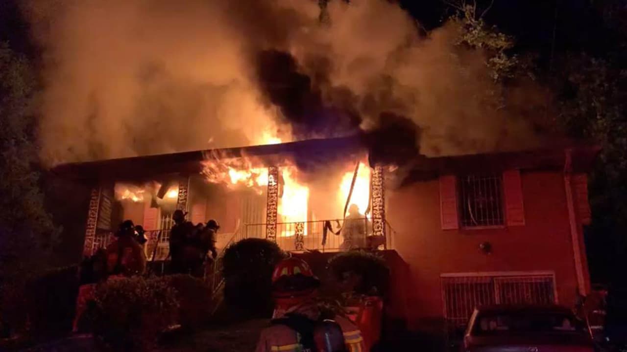 Suspenden a bombero que entró a casa en llamas y salvó a mujer de 95 años