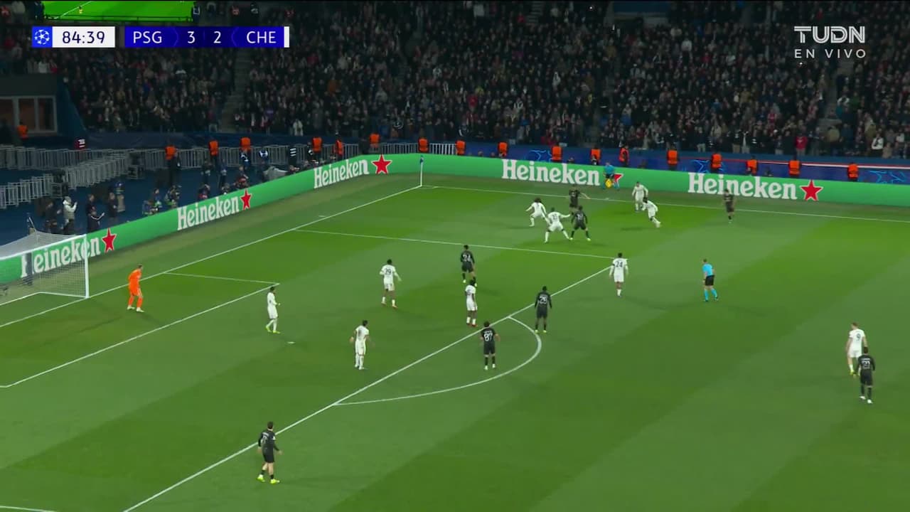 ¡GOL!  anota para Paris Saint-Germain. Khvicha Kvaratskhelia