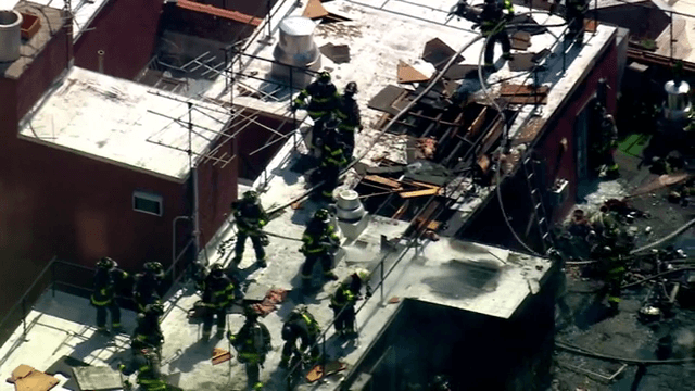 Tres bomberos resultaron con heridas menores durante las labores de control del fuego.