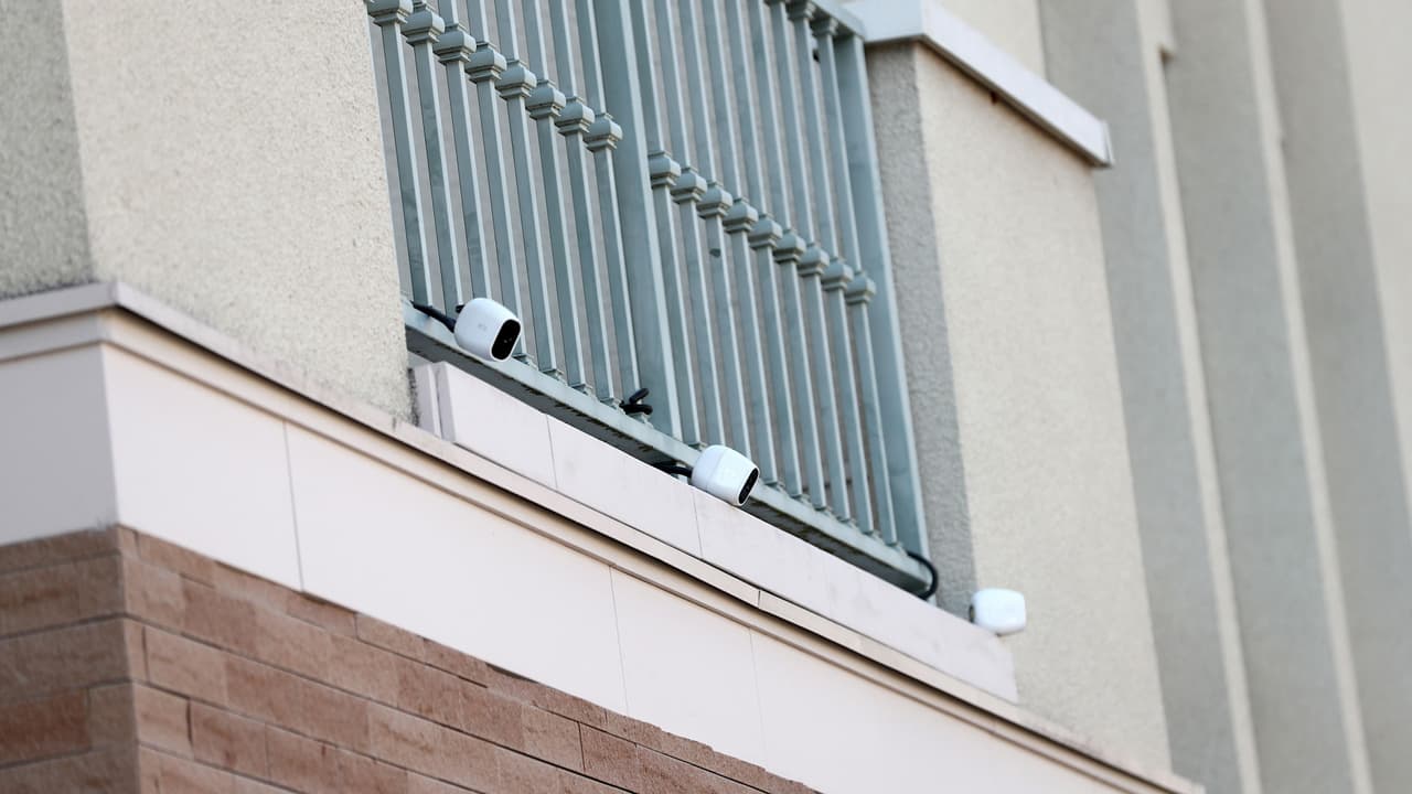 <b>En video: <b>¿Qué dispositivos tecnológicos de seguridad debo considerar instalar en casa para protegerla de robos</b></b>
<br>
<br>Cámaras de seguridad, parlantes y luces inteligentes y otros dispositivos son ideales para vigilar tu hogar o una oficina, explica el experto Diego Cárdenas. Afirma que la ventaja de muchas de estas herramientas es que se conectan al Wi-Fi, dándoles la posibilidad a los usuarios de hacer monitoreos a través de un teléfono celular o una tableta.