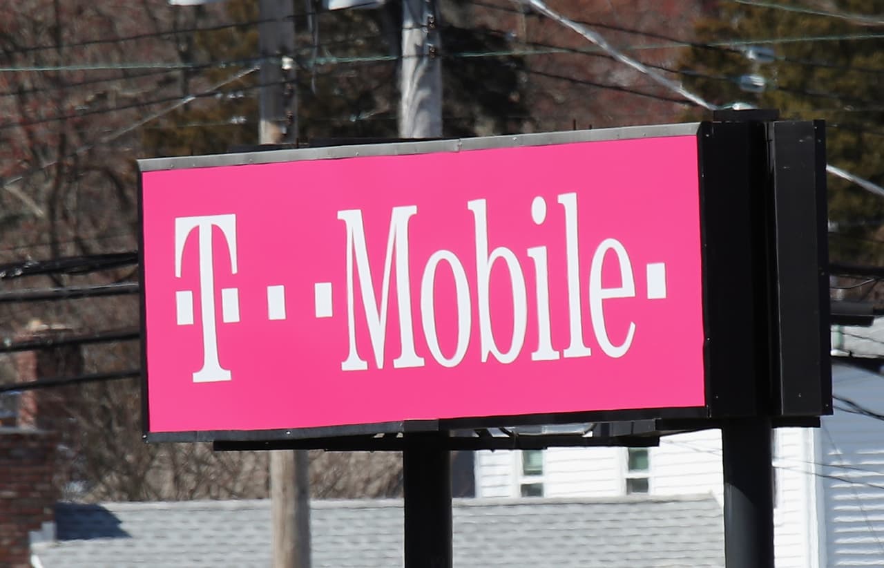 <b>Puesto 23. T mobile (Deutsche Telekom)</b>
<br>
<br>Valor de la marca en 2021: 51,100 millones de dólares.
<br>
<br>Cambio en el valor de la marca de 2020 a 2021: 27.9% (+11,200 millones de dólares).
<br>
<br>Sector: telecomunicaciones.
<br>
<br>País: Alemania.
<br>
<br>Deutsche Telekom (T Mobile, en Estados Unidos) es la segunda marca más valiosa de Europa. 
<br>
<br>Según el estudio, las empresas equiparon a sus trabajadores con dispositivos para el trabajo remoto y el comercio electrónico aumentó en popularidad. Casi todas las marcas de tecnología que se ubicaron entre las marcas más valiosas del mundo experimentaron enormes aumentos en su valor de 2020 a 2021.
<br>