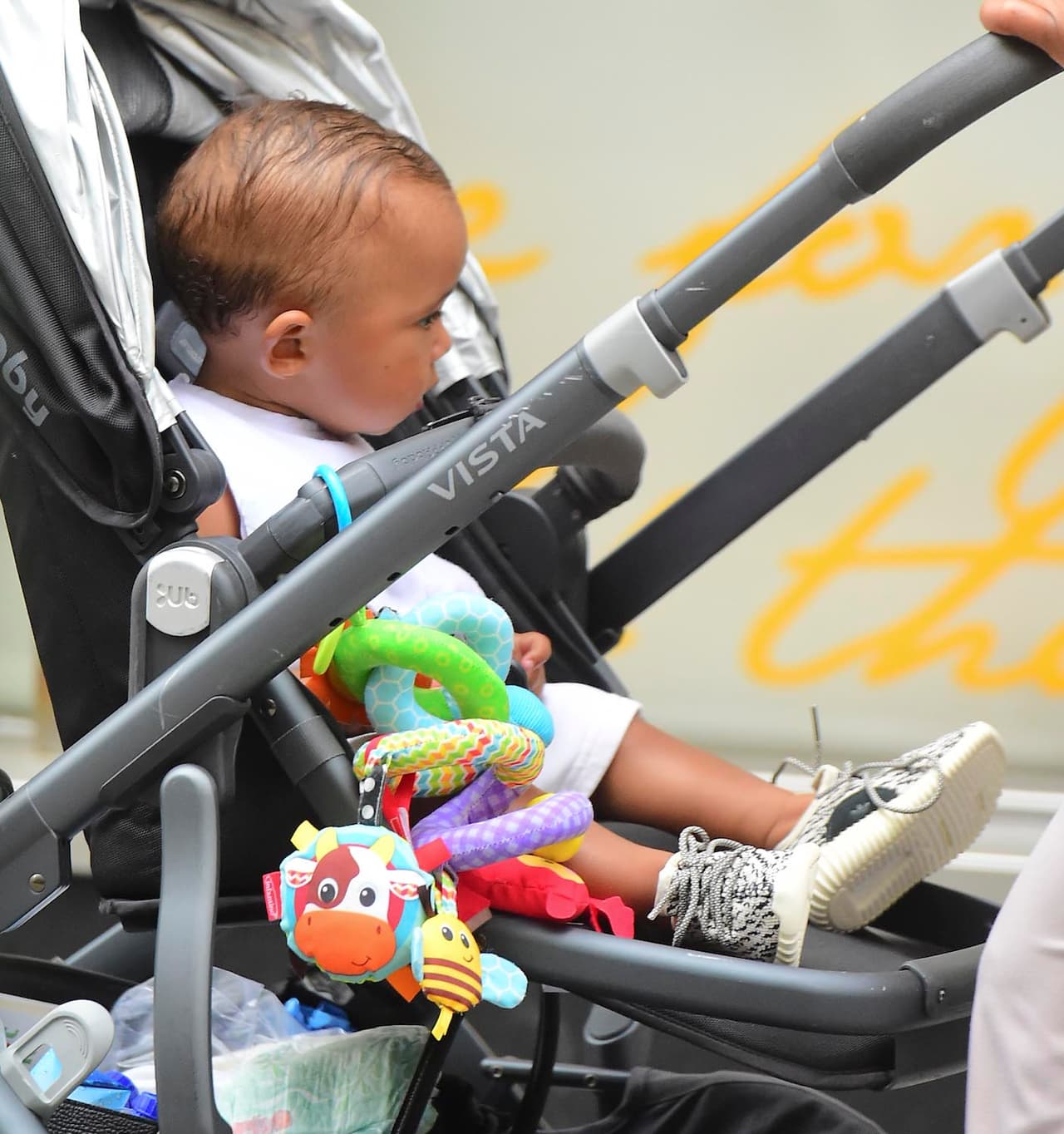 Mejor bájele el toldo, señorita, para que no le dé tanto sol.