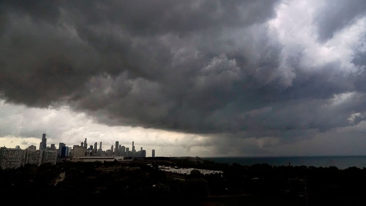 Confirman el paso de 8 tornados y una tromba marina en Chicago, esto sabemos de los daños