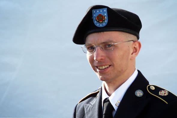 BRADLEY MANNING. Es un exanalista de inteligencia del Ejército de los Estados Unidos. Está acusado de haber entregado a WikiLeaks unos 700 mil documentos militares y diplomáticos considerados secretos desde noviembre de 2009 hasta su detención en mayo de 2010.